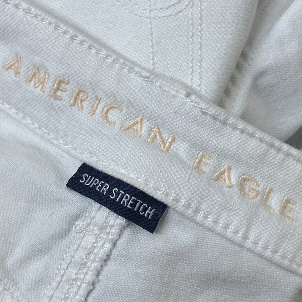 American Eagle Size 6 White Distressed Super Stretch High Rise Mom Jean Shorts - Picture 3 of 5